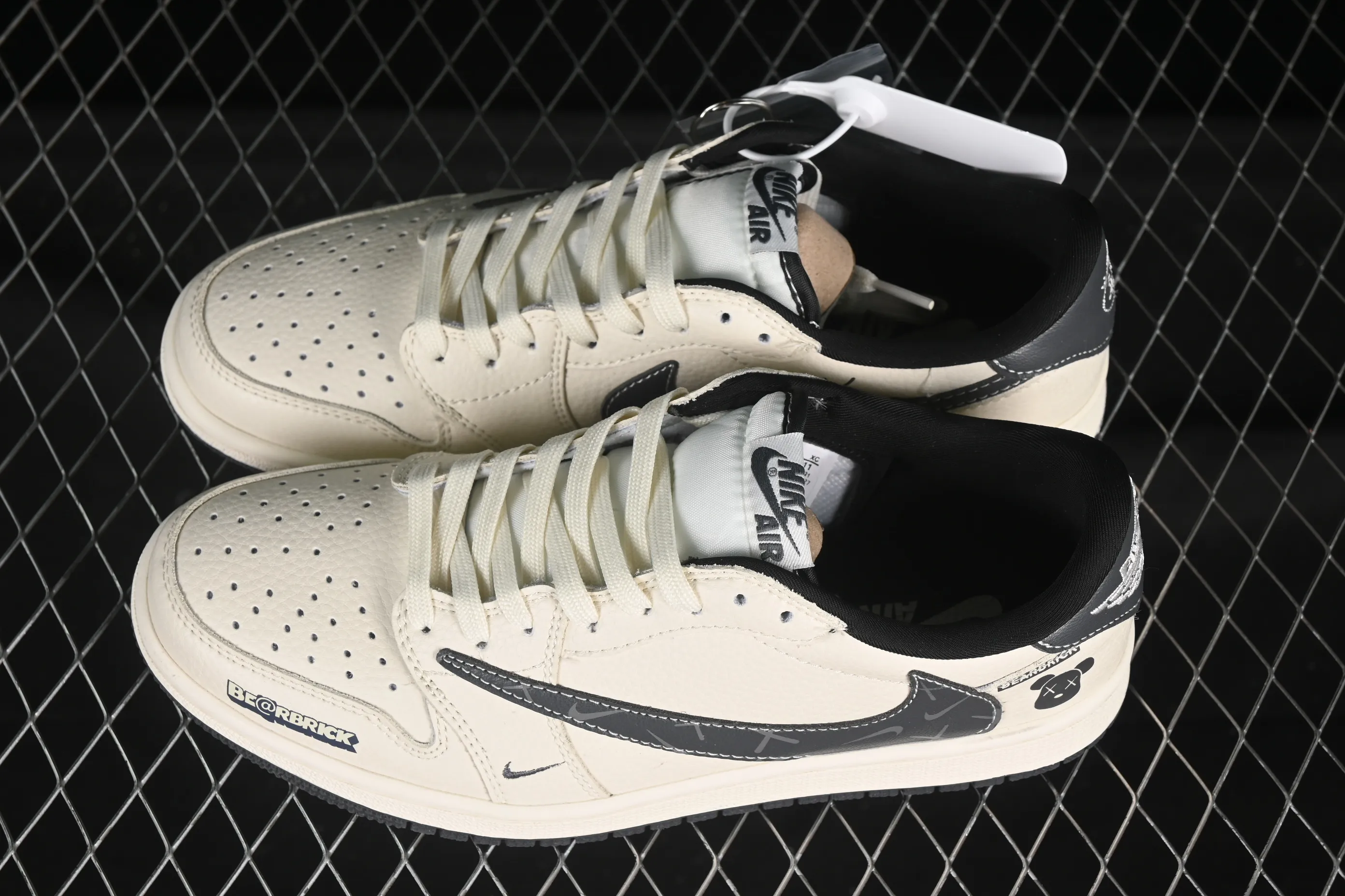 All categories Air Jordan Jordan series basketball shoes Air Jordan 1 Low high-end customized low-top sneakers Travis Scott x Fragment Design x Air Jordan 1 Low OG SP AJ1 Violent Bear joint beige small random hook low-top cultural casual sneakers LD2025-011